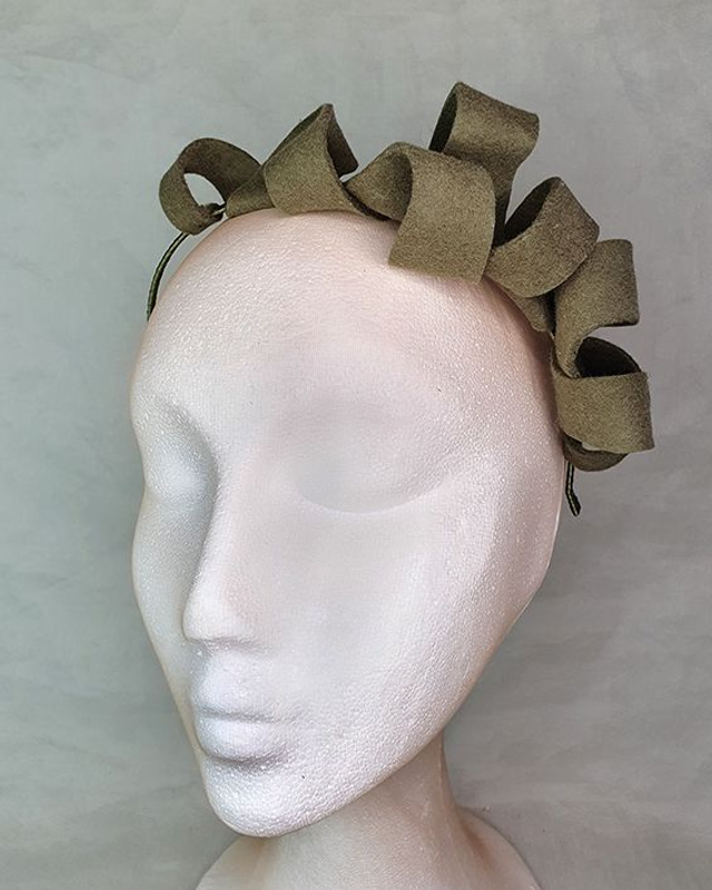 Ino tocado fascinator fieltro de lana verde musgo