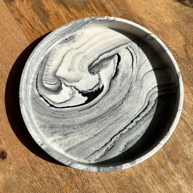 Petit plateau rond effet marbre noir
