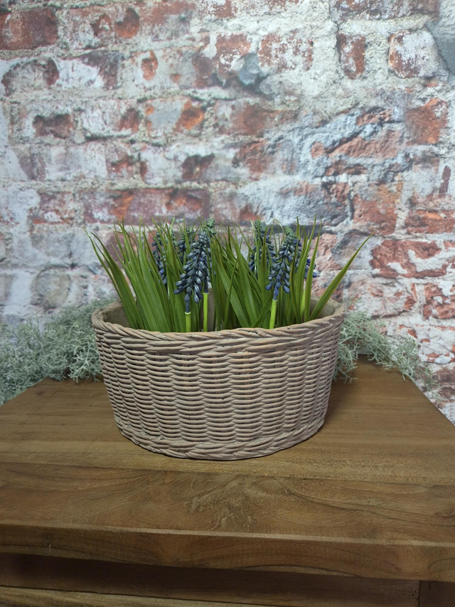 Stenen pot, rotanlook. Grijs