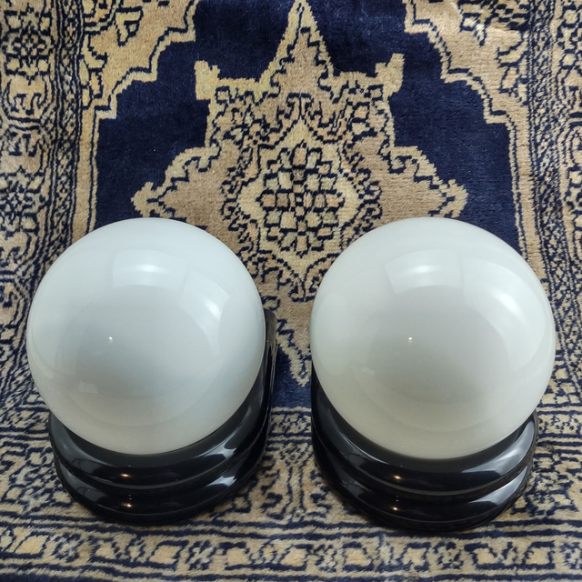 Decotec | Set van 2 Zwart metalen Wandlampen Type 605 Wit melkglazen bol op voet Frankrijk Jaren 60 (afmetingen 14 x 11,5 x 14 cm) | Vintage