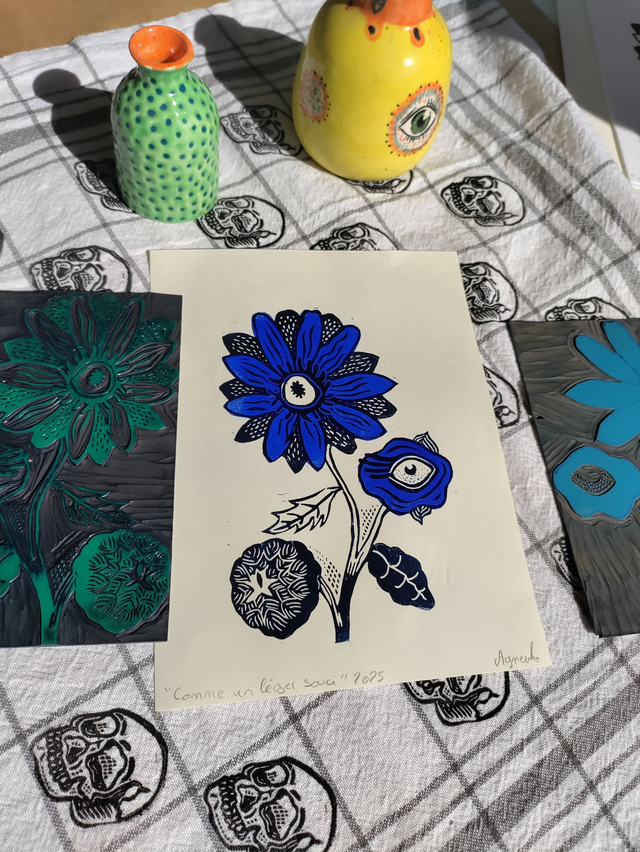 linogravure "fleur de souci" en couleur format 15 X 19.5cm bleu