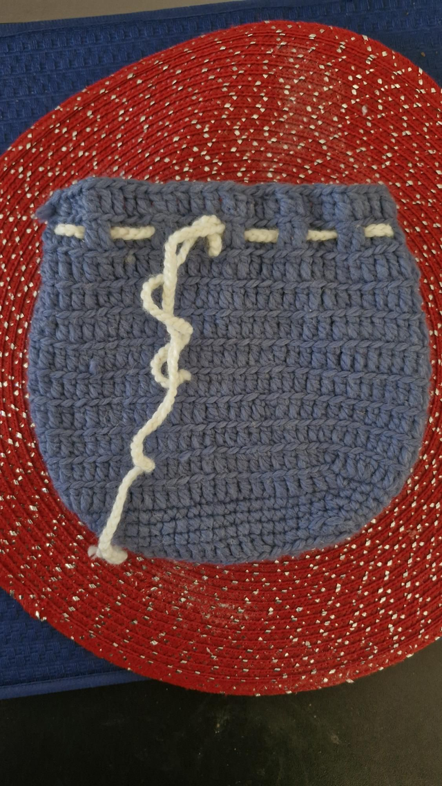 Muni pochon en bleu avec le fil blanc 