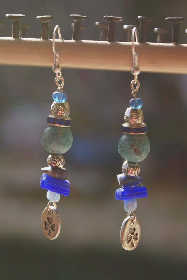 Boucles d&#039;oreilles en verre bleu. 