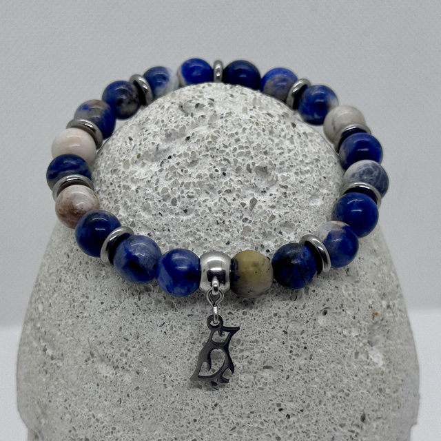 Bracelet en sodalite &amp; pingouin en inox – fraîcheur, sagesse et mignonnerie absolue