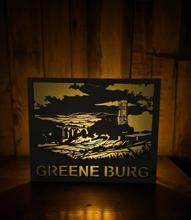 Greene Burg – Beleuchtetes Wahrzeichen mit Viadukt