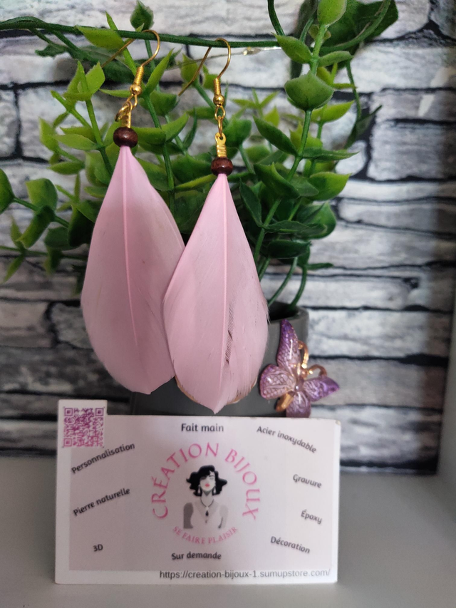 Boucle d'oreille plume rose 