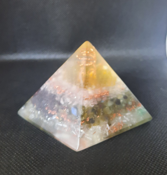 Pyramide Orgonite Pentagone Aventurine verte / Grenat / Quartz rose / Labradorite / Sélénite