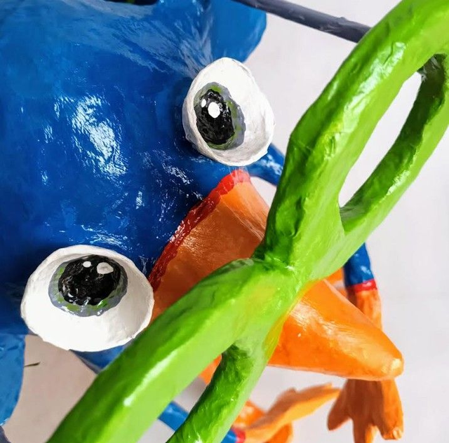 OISEAU BLEU AVEC LUNETTE, papier mâché, fait main, décoration d'intérieur ou cadeau unique, 52 cm de haut