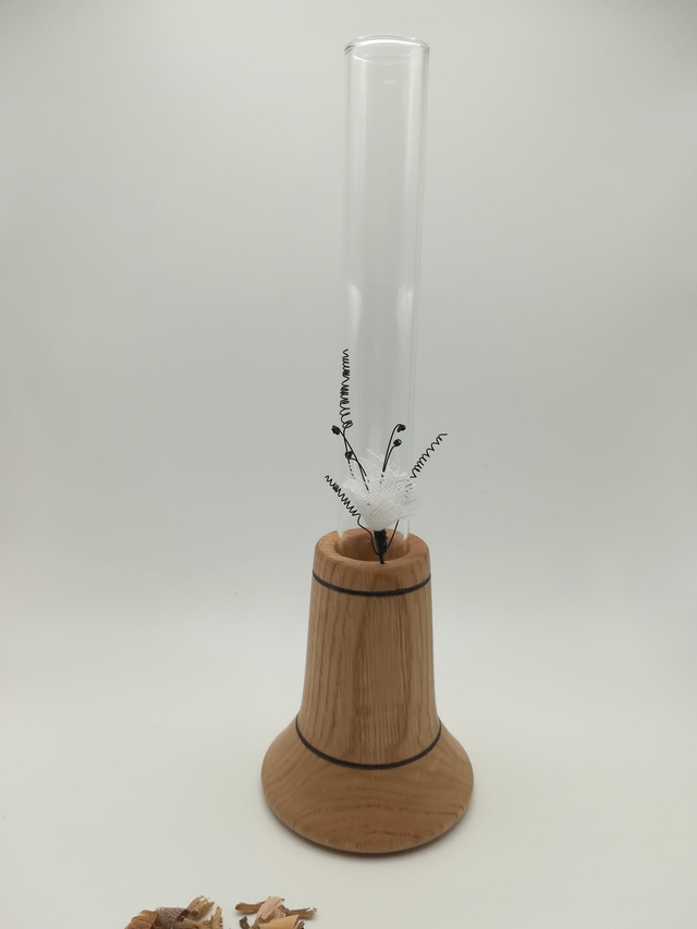 Soliflore pied en bois de chêne agrémenté d'une fleur en fil de fer 