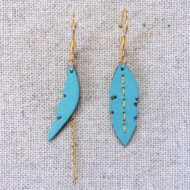 Boucles d’oreilles « Dolce » dorées, asymétriques, cuir turquoise clair