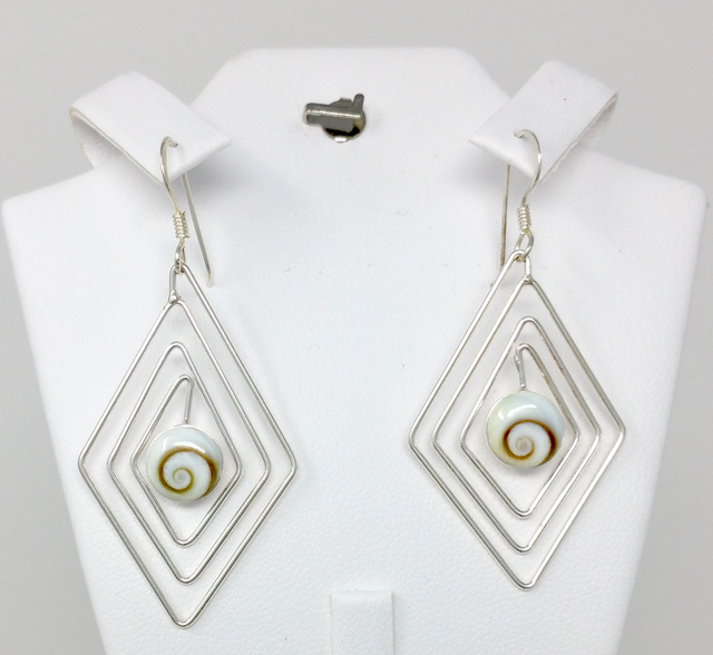 PAIRE DE BOUCLES D'OREILLES OEIL DE STE LUCIE SPIRALES OSLBOS454