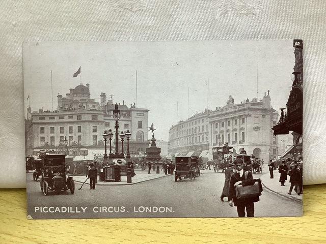 Piccadilly Circus, London - Vintage Unbranded Postcard - Card No. 114-unposted Our Ref A123 £2.50