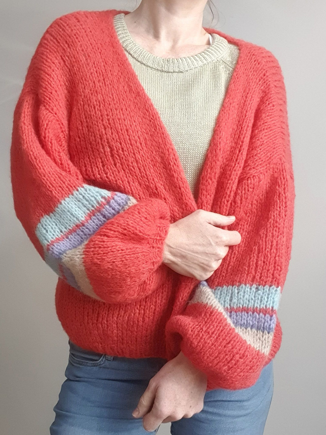 Handgebreid luxe damesvest in alpaca en zijde met ballonmouw