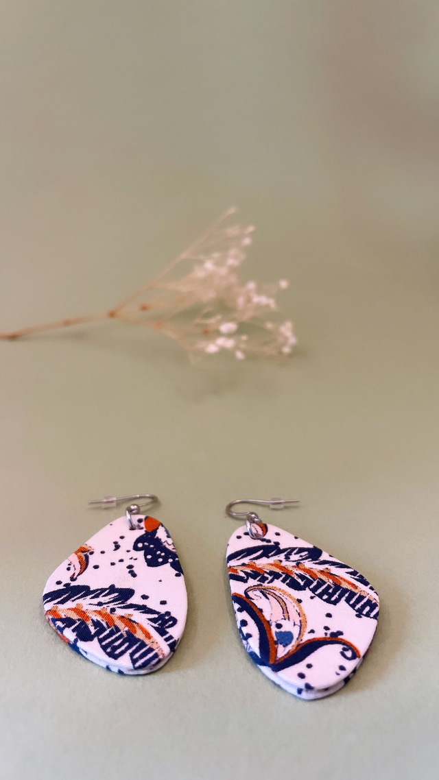 Boucles d'oreilles carton et tissu imprimé forme triangulaire, collection « kashemire » - tons blanc, bleu et orangé