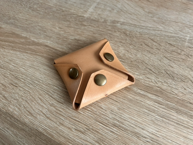 Porte monnaie carré en cuir de bœuf/taureau - Le Tamagoyaki (coloris “Au naturel”)