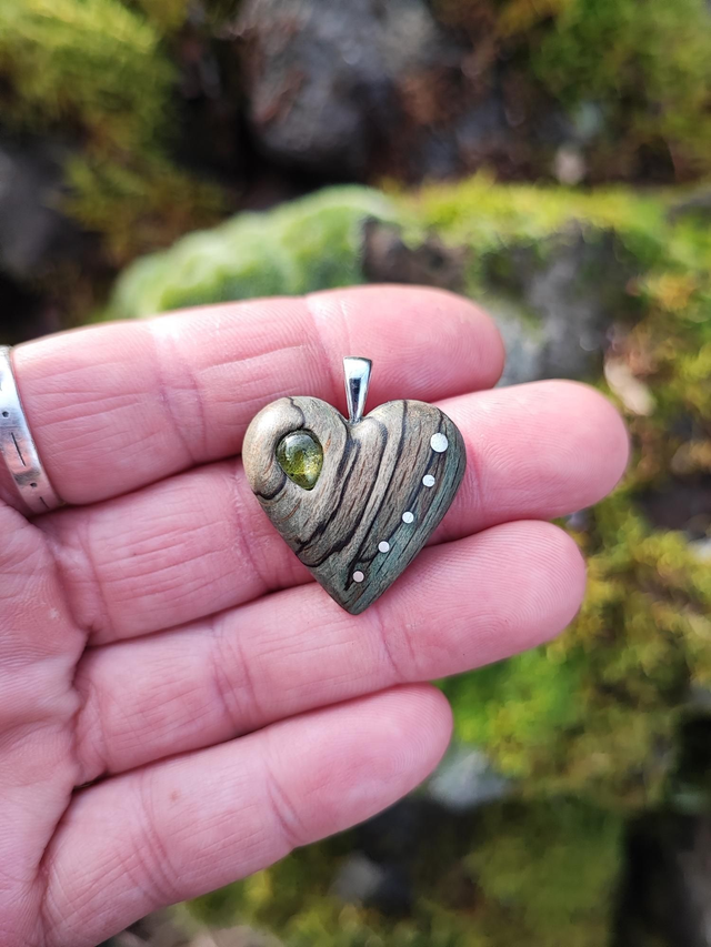 Pendentif Coeur en Bois de Hêtre Échauffé stabilisé vert, Tourmaline et Argent 