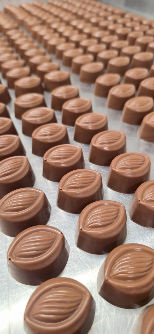 Milk chocolate bonbon with Almond paste 