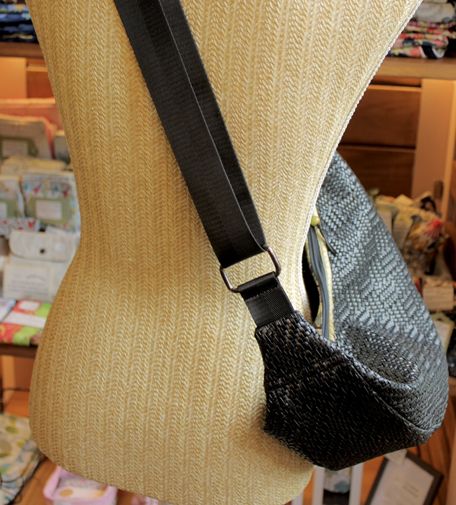 Grand sac demi lune simili cuir tressé noir / Le petit atelier de Maya