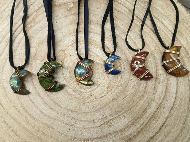 Chandra, pendentifs en pierres naturelles et cuivre