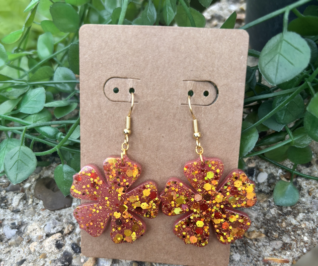 Boucles d’oreilles fleur rose et doré a paillettes 