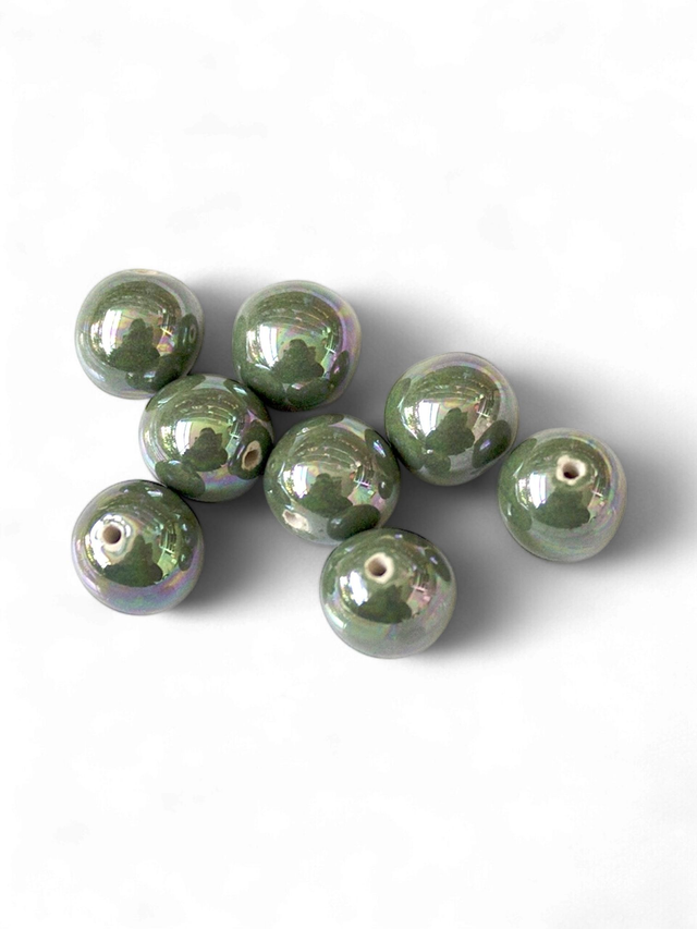 Perle de faïence verte nacrée, semi-ronde, 0,8-0,9 mm x 1 pc