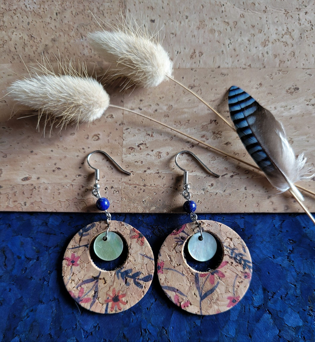 Boucles d'oreille en liège, lapis lazuli et nacre ༄
