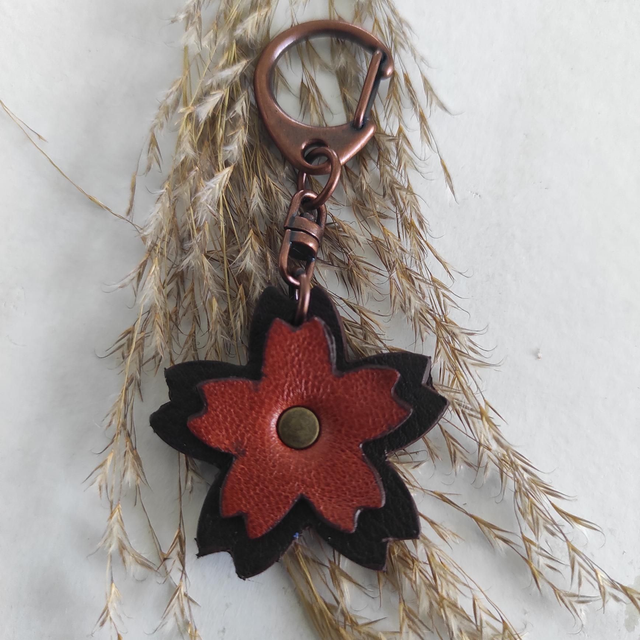 Porte clés fleur en cuir 
