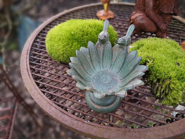 Bain d'oiseaux en fonte vert avec 2 oiseaux