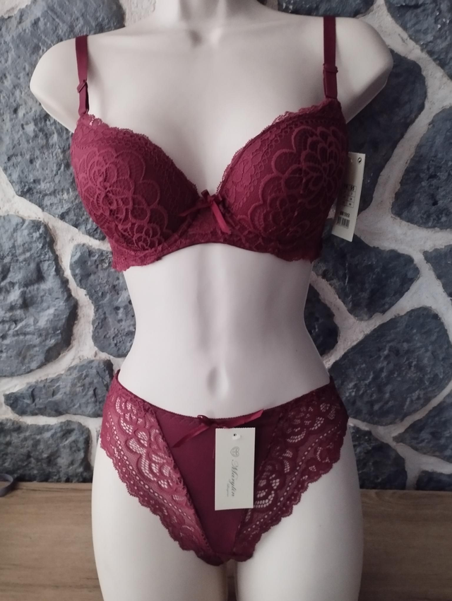 Ensembles bordeaux avec armatures et rembourrage