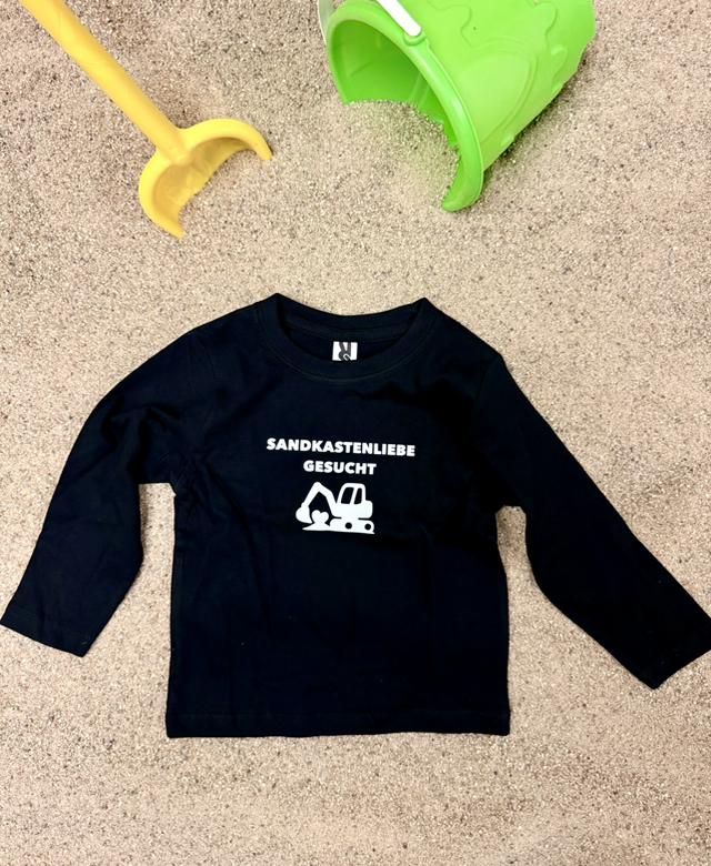 Langarmshirt „Sandkastenliebe gesucht“ – Für kleine Buddelhelden mit großem Herz