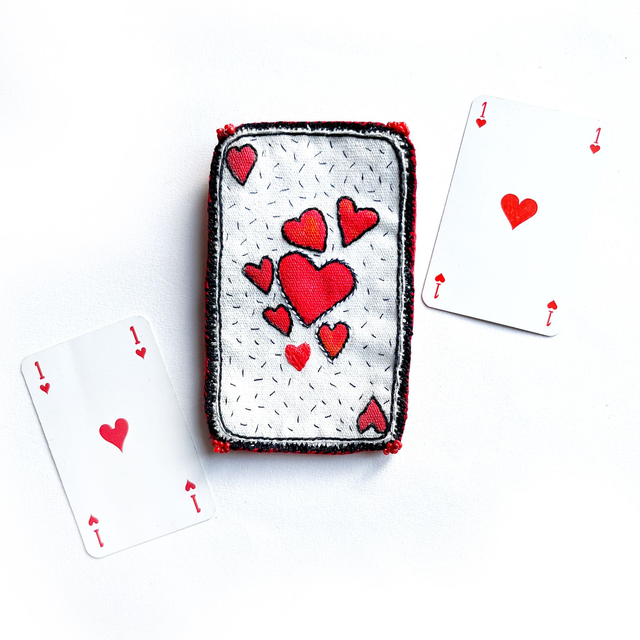 As de cœur original peint et brodé de fils et de perles