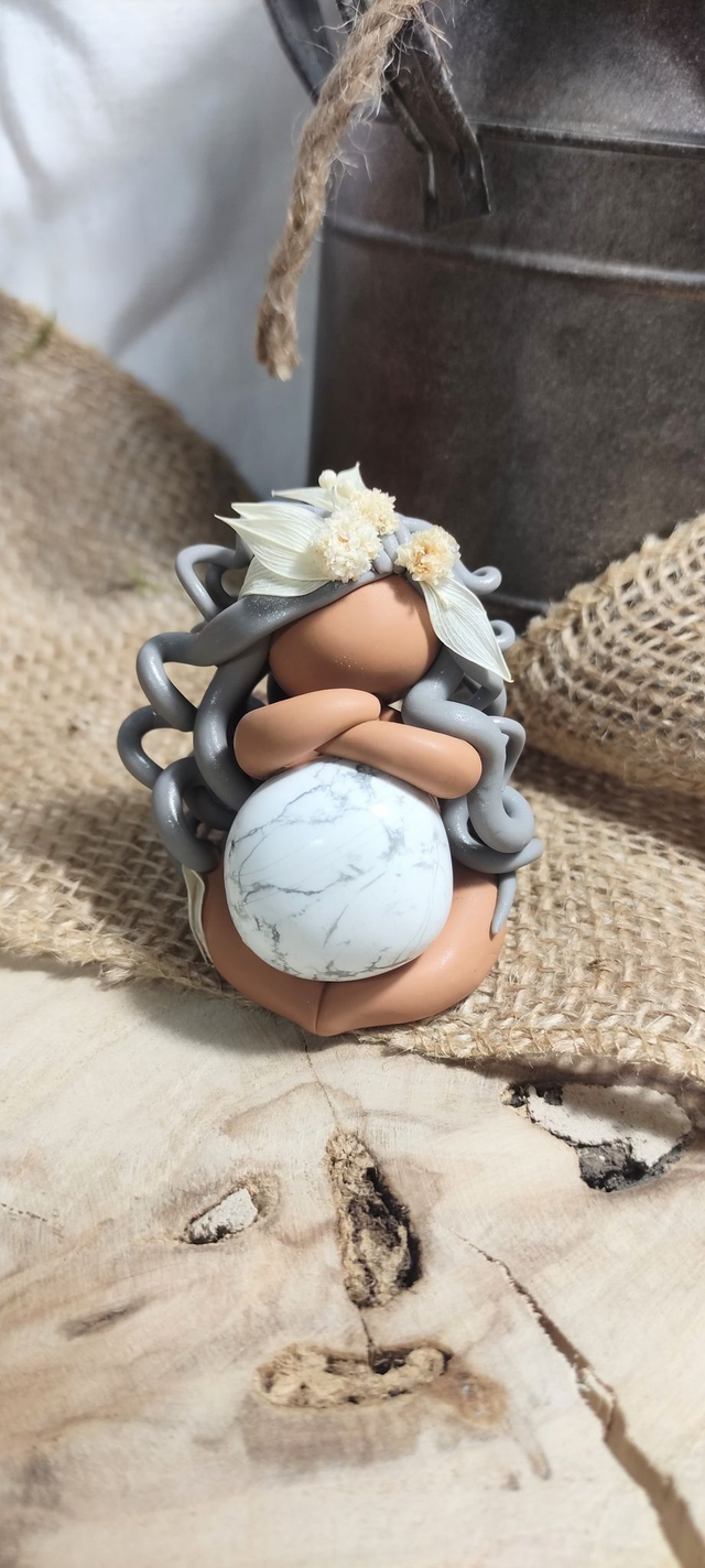 🤍 Gardienne des Silences Sacrés – Howlite Blanche &amp; Fleurs d’Hiver ❄️