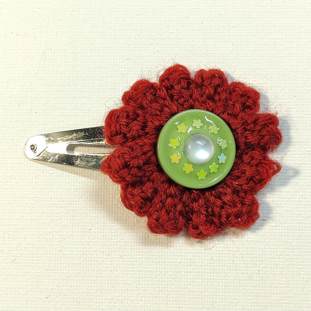 Barrette fleur simple rouge foncé crochet bouton vert pince clic clac