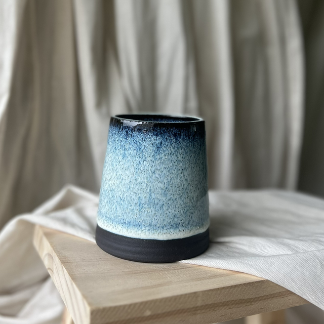 Vase mit blauer Glasur