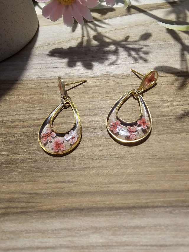 🌿boucles d&#039;oreilles  Larmes de Nature -&quot;Éclosion Intemporelle&quot;– La délicatesse d’une fleur éternelle 🌿