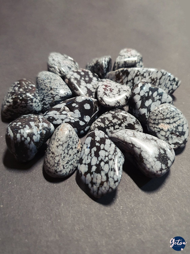 Pierre roulée obsidienne flocon de neige