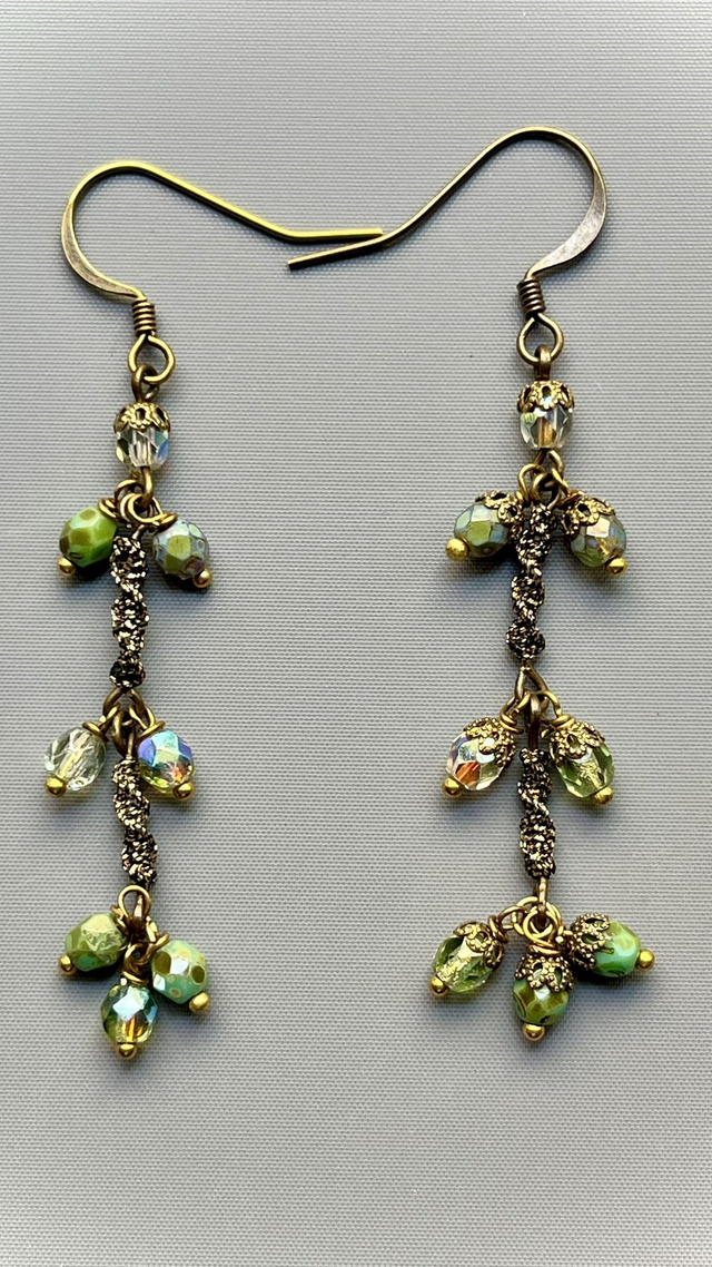Petites boucles d'oreille en perles asymétriques corail