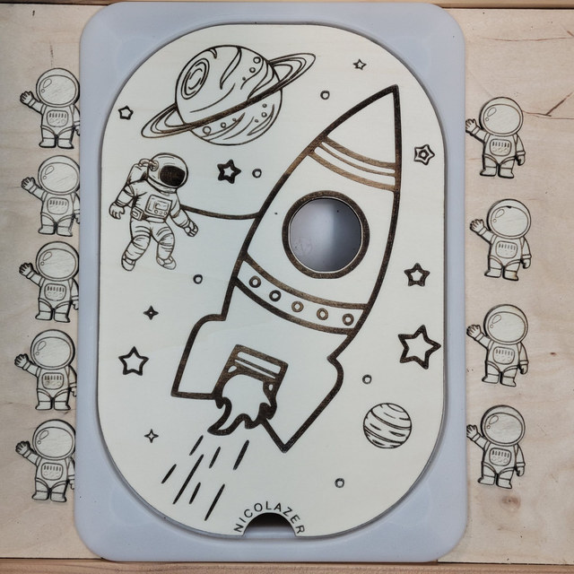 Insert sensoriel bois compatible trofast &quot;l&#039;astronaute&quot;