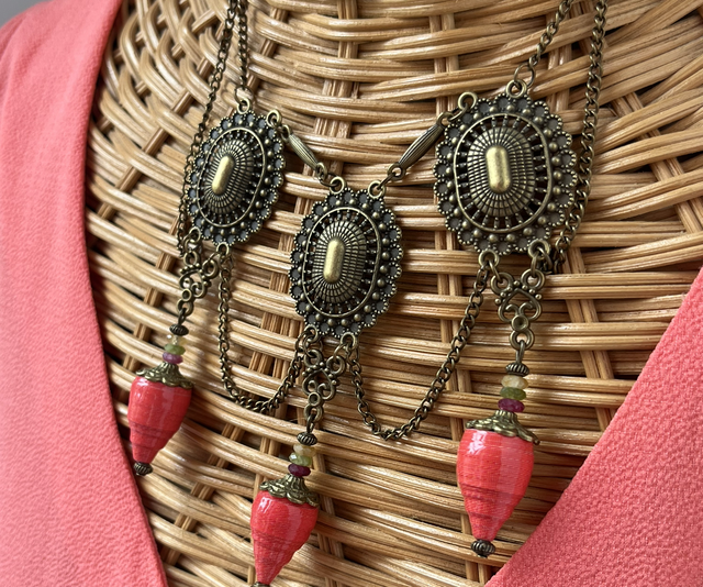 #43B Collier upcycling en affiche