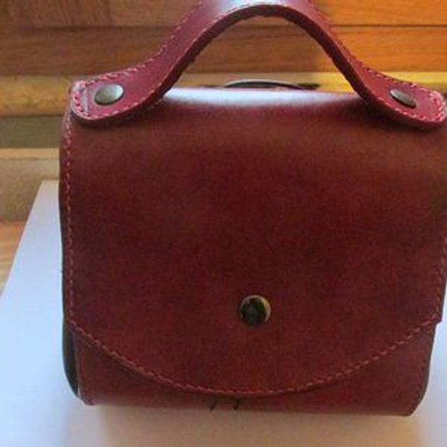 Sac bourse  en cuir à porter à la main