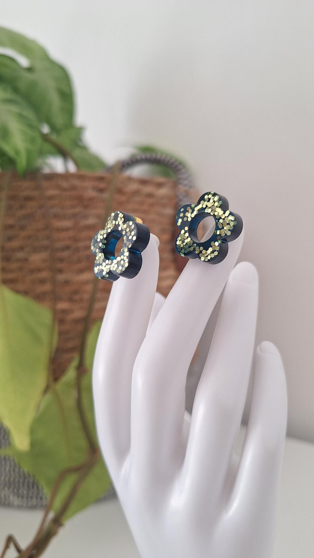Puces d'oreilles bleues et paillettes dorées