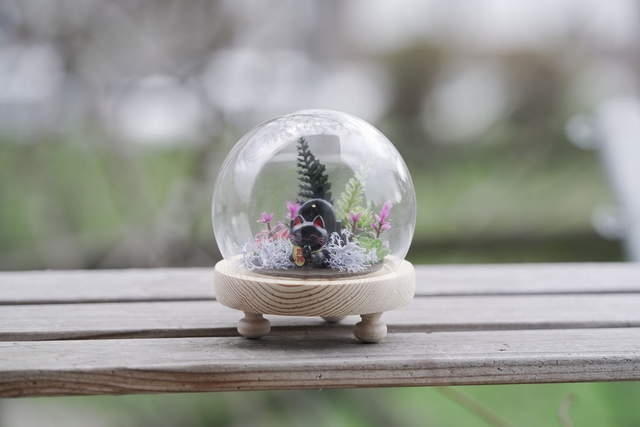 DIORAMA - Manekineko černá s náhrobkem