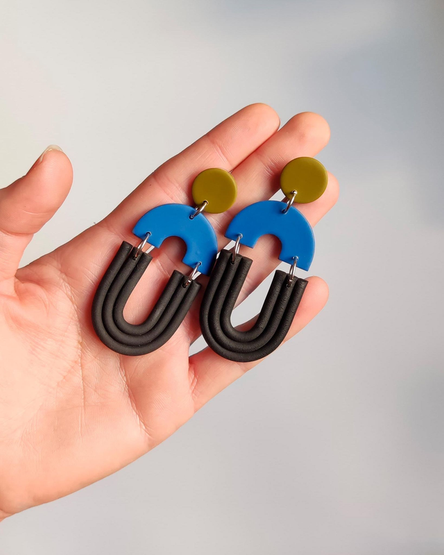 Arcos verde oliva y azul klein