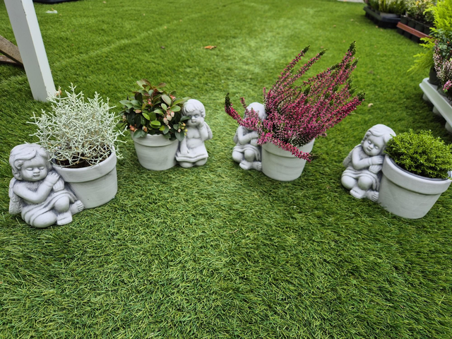 Composition ange + plante largeur 18cm