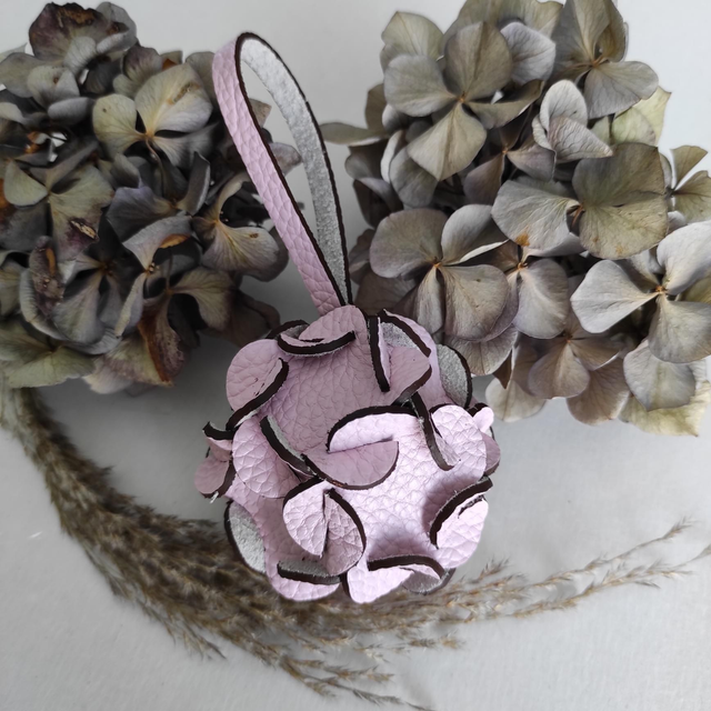 Fleur d&#039;hortensia en cuir à suspendre 