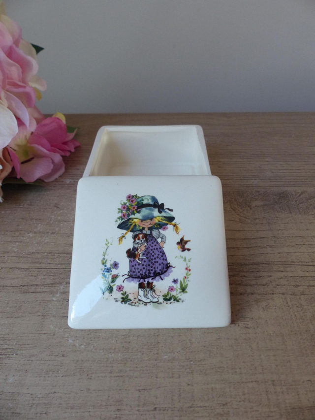 Boîte à bijoux carrée vintage en céramique esprit Sarah Kay – bonbonnière carrée avec fillette espiègle et petit chien – déco chambre enfant