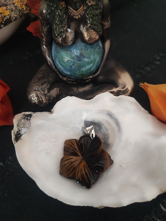 Pendentifs fleur hibiscus  oeil de tigre 