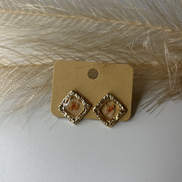 Clou d’oreille carré fleurs orange