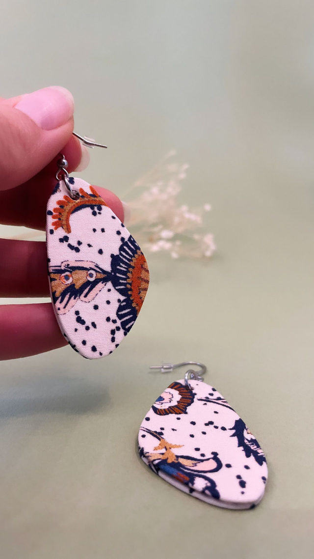 Boucles d'oreilles carton et tissu imprimé forme triangulaire, collection « kashemire » - tons blanc, bleu et orangé