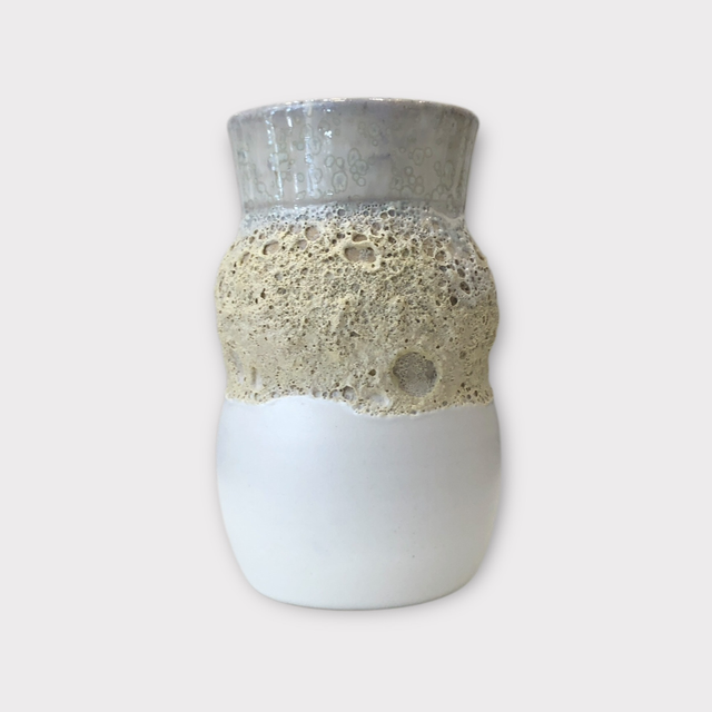 Vase 13 cm m. lavaglasur, hvid - Helle Bornæs